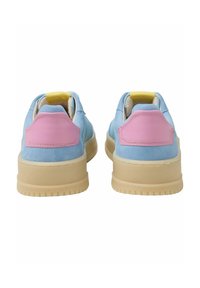Sneakers in suede azzurro chiaro con dettagli in pelle rosa sul tallone e un'etichetta gialla. Presentano una suola in gomma beige spessa e un rivestimento morbido.