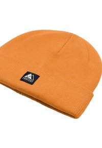 Oranje geribbelde gebreide beanie met omgeslagen rand. Heeft een zwart vierkant label met het "PROTEST" logo aan de voorkant. Zachte textuur, minimalistisch design.