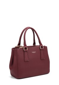 Borsa tote in pelle bordeaux texture con doppi manici, hardware dorato e chiusura con zip. Presenta un logo in rilievo sulla parte anteriore e un design strutturato.