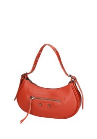 Borsa a spalla in pelle arancione con una forma arrotondata, dotata di chiusura con zip sulla parte superiore, tasca con zip frontale e dettagli in borchie sulla tracolla.