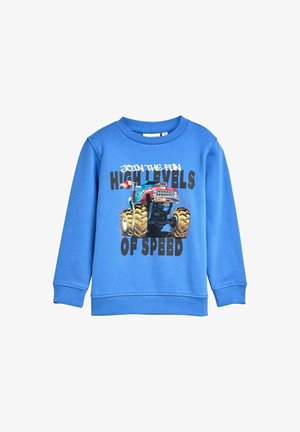 Blauwe kinderhoodie met een monstertruckafbeelding en de tekst "Doe mee met het plezier op hoge snelheid" op de voorkant.
