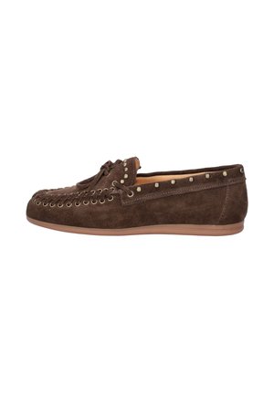 Bruine suède mocassin met metalen oogjes en studs, ronde neus en platte rubberen zool, getoond vanaf de linkerkant op een witte achtergrond.