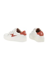 Witte sneakers met een getextureerde rubberen zool, een rode hielaccent en een bliksemschichtontwerp. Gemaakt van synthetisch materiaal met vetersluiting.