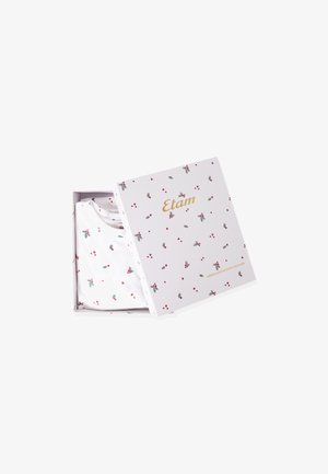 Weißes T-Shirt mit floralem und Herzmuster, präsentiert in einer gemusterten Geschenkbox mit dem Markennamen "Etam" in goldener Schrift.