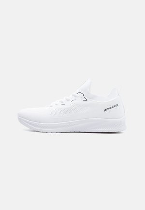 Hvit strikket lave sneakers med teksturert såle, snøring foran, og "JACK & JONES"-logo på hælkappen.