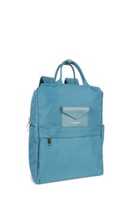 Zaino in nylon blu con tasca frontale a patta, due spallacci e maniglia superiore; presenta compartimenti con cerniera e dettagli in pelle.