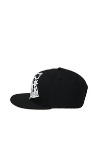 Gorra de béisbol negra con un diseño estructurado, que presenta un gráfico blanco prominente y estrellas en la parte delantera, visera plana y orificios de ventilación.