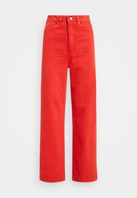 Rote, hoch taillierte, weite Jeans aus glattem Stoff mit zwei vorderen Taschen und einem Reißverschluss, ausgestattet mit einem silbernen Knopfverschluss.