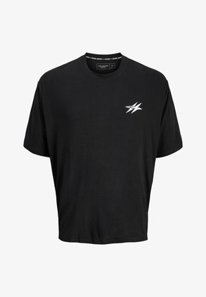 Črna kratkotrajna majica z oznakami, izdelana iz bombaža, z ohlapnim krojem. Ima majhen bel grafični dizajn na levem prsnem predelu in okroglo izrezano ovratnico.