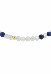 Collana di perline con perle bianche, pietre di lapislazzuli blu intenso e una perlina dorata in accentuazione. Texture liscia, forma rotonda.