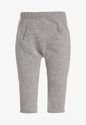 Pantalon tricoté gris pour bébé avec ceinture élastique et une poche plaquée unique à l'arrière, vu de dos.