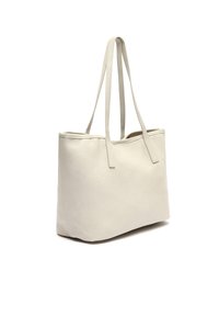 Beige leren tote bag met twee lange banden, rechthoekige vorm, gestructureerd oppervlak en open bovenkant. Minimalistisch ontwerp zonder zichtbare hardware.