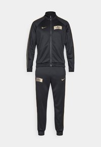 Čierny športový set obsahujúci zip-up bundu a zodpovedajúce nohavice. Zlaté akcenty a logo "BOSTON" na prednej aj zadnej strane. Vyrobené z hladkej látky.