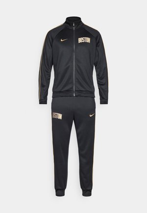 Conjunto de chándal negro que incluye una chaqueta con cremallera y pantalones a juego. Detalles en dorado y logotipo "BOSTON" en el frente y la parte posterior. Fabricado con un tejido suave.