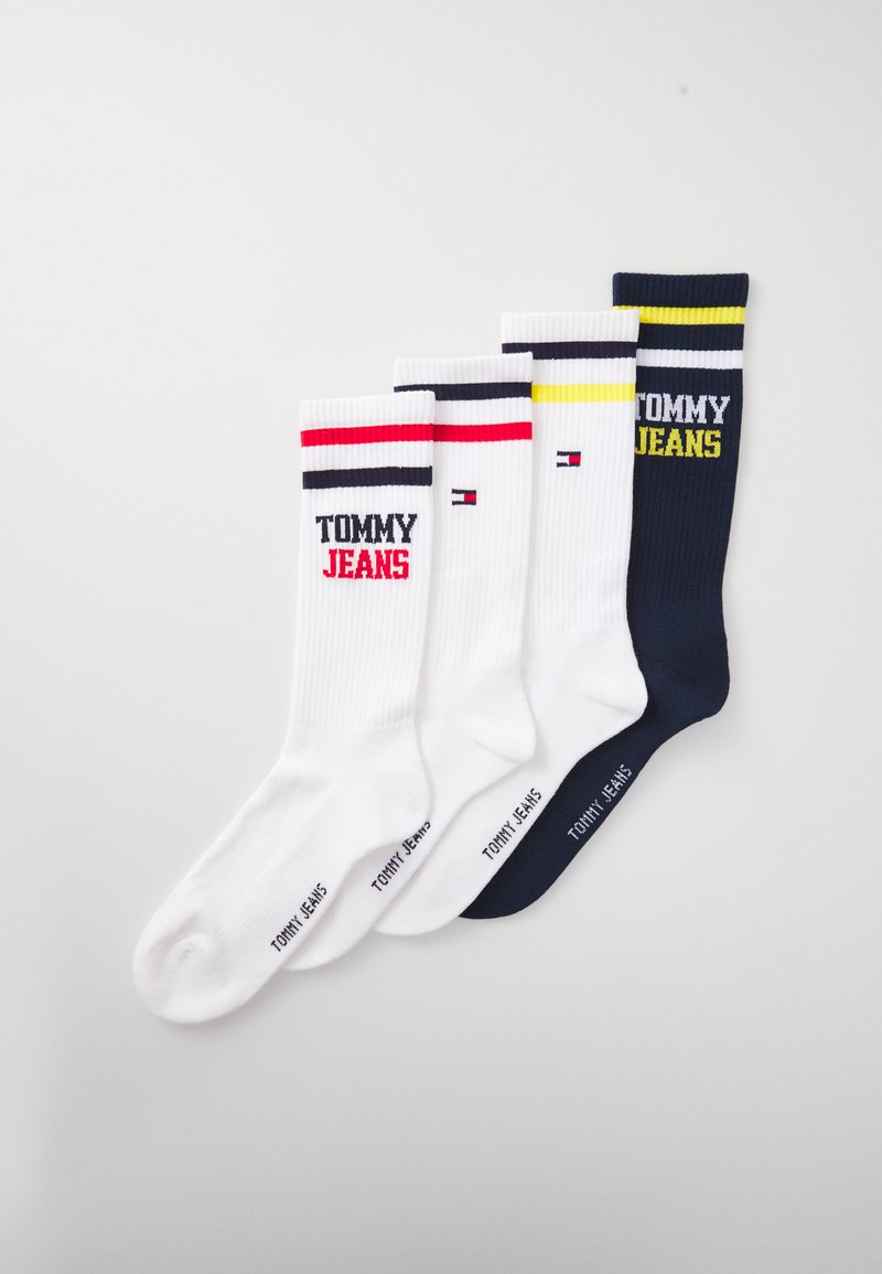 Fire par sokker i hvid, marineblå og farveblokkerede designs, med ribbet tekstur og broderet "TOMMY JEANS" logo.