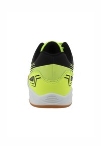 Scarpa atletica nera e gialla neon con tacco arrotondato, suola in gomma testurizzata e design sportivo con strisce orizzontali nere.