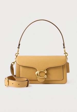 Τσάντα ώμου από ταμπά δέρμα με κούμπωμα «C» σε χρυσό τόνο και αποσπώμενο, ρυθμιζόμενο λουράκι σε γκρι μονόχρωμο φόντο.