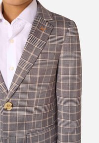 Blazer grigio a quadri con rever a punta, chiusura a singolo bottone, due tasche frontali e un punto di cucitura arancione sul rever sinistro.