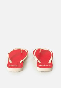 Czerwone klapki z białymi paskami i teksturowaną podeszwą, z logo "RIPCURL" na wkładce, zaprojektowane do casualowego letniego noszenia.