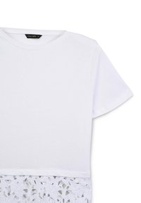 Top bianco a maniche corte con scollatura rotonda e dettaglio in pizzo floreale all'orlo, vista frontale superiore.