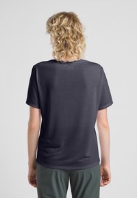 Korte mouwen, ronde hals t-shirt in donker marineblauw, gemaakt van een zachte, lichte stof met een gladde textuur en subtiele glans.