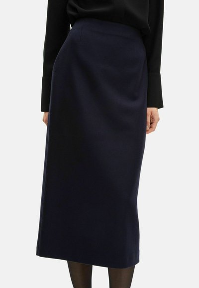 Gonna di media lunghezza navy realizzata in tessuto morbido con vita aderente, caratterizzata da un design elegante e dettagli di cucitura minimal.
