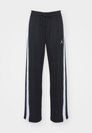 Schwarze Sporthosen mit entspannter Passform, ausgestattet mit weißen Seitenstreifen und einem Kordelzugbund. Enthält ein kleines Logo auf der Vorderseite.