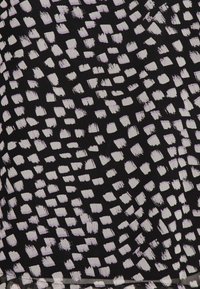 Tecido preto com um padrão abstrato de formas em pinceladas brancas e lilás claro, variando em tamanho e espaçamento.