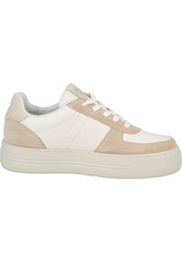 Weiße und beige Sneaker mit einem strukturierten Wildleder-Obermaterial und glattem Leder. Verfügt über ein Schnürdesign und eine klobige weiße Gummisohle.