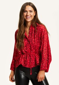 Liquorish HEART PRINT WITH LONG SLEEVES AND TIE WAIST - Button-down blouse - red