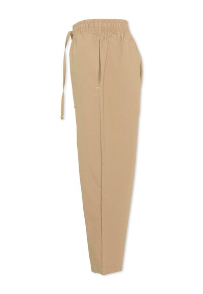 Pantalon beige décontracté avec ceinture élastique et cordon de serrage, jambes fuselées et poches latérales, présenté de profil sur un fond blanc.