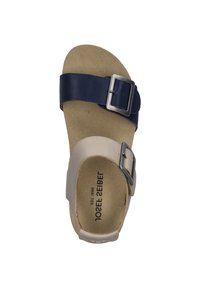 Sandale à deux brides avec une tige en cuir bleu marine et une semelle intérieure beige clair. Comprend une boucle en métal argenté et une semelle en liège texturée.