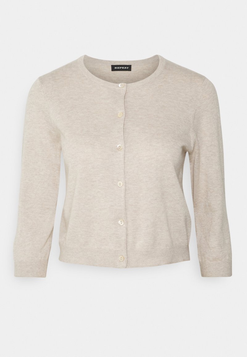 Beige Cardigan aus weichem Strickstoff. Mit Rundhalsausschnitt, Fünf-Knopf-Verschluss und gerippten Bündchen und Saum.