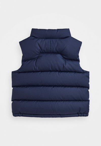 Granatowa kamizelka puchowa z wysokim kołnierzem, z wzorem pikowanym i gładką, błyszczącą fakturą. Bezrękawnik z elastycznym dołem.