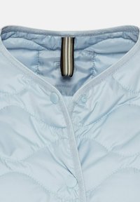 Lysblå quilted jakke indvendigt med en ribbet ophængsloop, plastik snaplukninger og en glat, shiny tekstur. Label for genanvendt materiale.