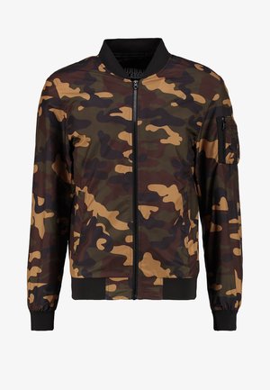 Veste bombardier camouflage dans des teintes de marron, vert et beige. Présente un devant zippé, des poignets côtelés et une poche zippée sur la manche. Tissu lisse.