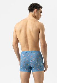Boxers bleus colorés présentant un motif de pilules de différentes couleurs. Fabriqués en tissu doux avec un ajustement snug et une taille mi-haute.