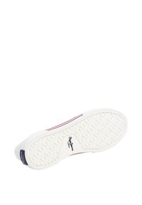 Hvid sål på sneakers med struktureret mønster, "Pepe Jeans London" logo centreret, skokant viser røde og blå striber på hvidt lærred.