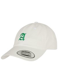Hvit bomullskaps med buet brem, med et grønt brodert "A"-logo foran, og en justerbar stropp bak.
