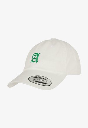 Weißer Baumwoll-Baseballcap mit gebogenem Schirm, ausgestattet mit einem grünen gestickten "A"-Logo auf der Vorderseite und einem verstellbaren Hinterband.