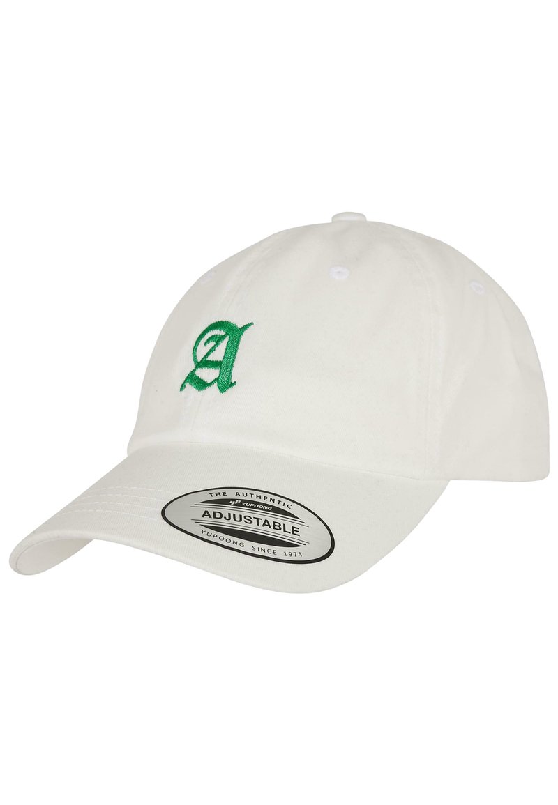 Hvit bomullskaps med buet brem, med et grønt brodert "A"-logo foran, og en justerbar stropp bak.