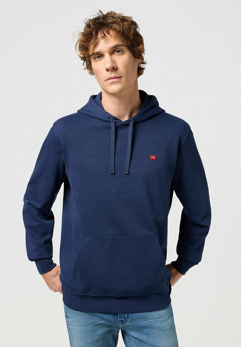 Sudadera con capucha de color azul marino, fabricada en una mezcla de algodón, que cuenta con un bolsillo tipo canguro en la parte delantera, capucha con cordón y un pequeño detalle de logo en rojo.