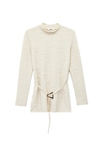 Langærmet cremefarvet bluse med struktur, høj krave og et tyndt bælte med en geometrisk spænde i taljen.