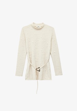 Top de textura crema de manga larga con cuello alto y un cinturón delgado que cuenta con una hebilla geométrica en la cintura.