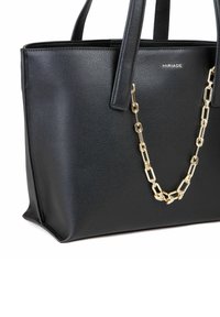 Borsa tote in pelle nera con design strutturato, dotata di due manici e un accento in catena dorata. Texture liscia e branding minimalista.