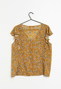 Mosterdgele blouse met een bloemenpatroon, korte gerimpelde mouwen en een ontspannen pasvorm. Gemaakt van textuurstof, met een ronde halslijn.