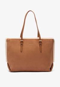 Sac fourre-tout en simili cuir marron avec des accents en shearling crème, deux longues poignées et une texture lisse. Présente un logo de marque discret à l'avant.