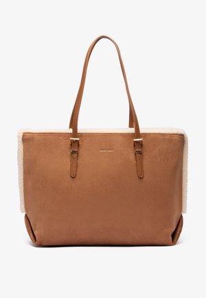 Sac fourre-tout en simili cuir marron avec des accents en shearling crème, deux longues poignées et une texture lisse. Présente un logo de marque discret à l'avant.