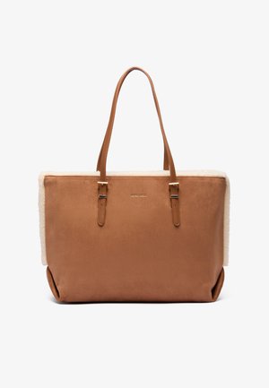 Bolsa tote em pele sintética castanha com detalhes em pelúcia creme, duas alças longas e uma textura suave. Apresenta um discreto logotipo da marca na frente.