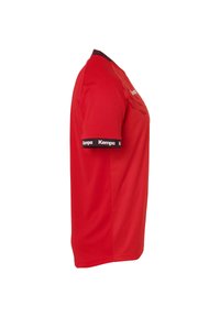 Camiseta atlética roja con cuello redondo, mangas cortas y detalles negros en las mangas. Presenta un logo en la parte superior delantera y una textura suave.